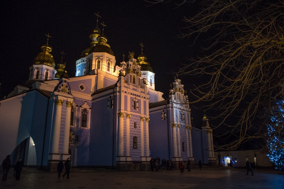 Стены храма обретают фиолетовый оттенок