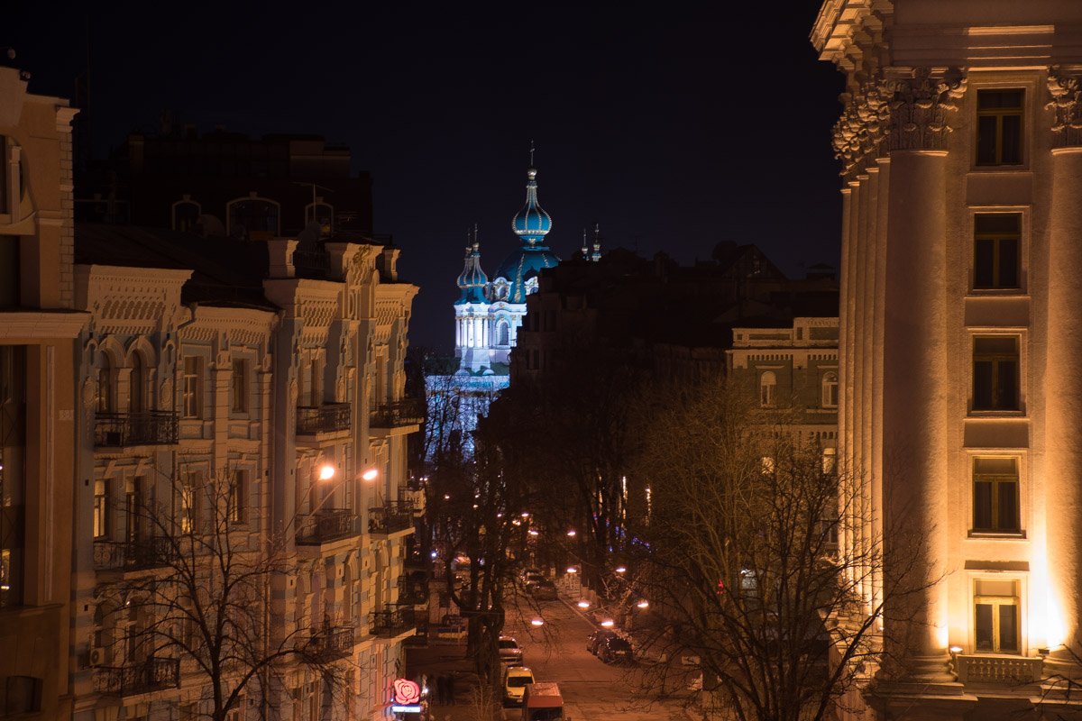 Вдали синеет Андреевская церковь