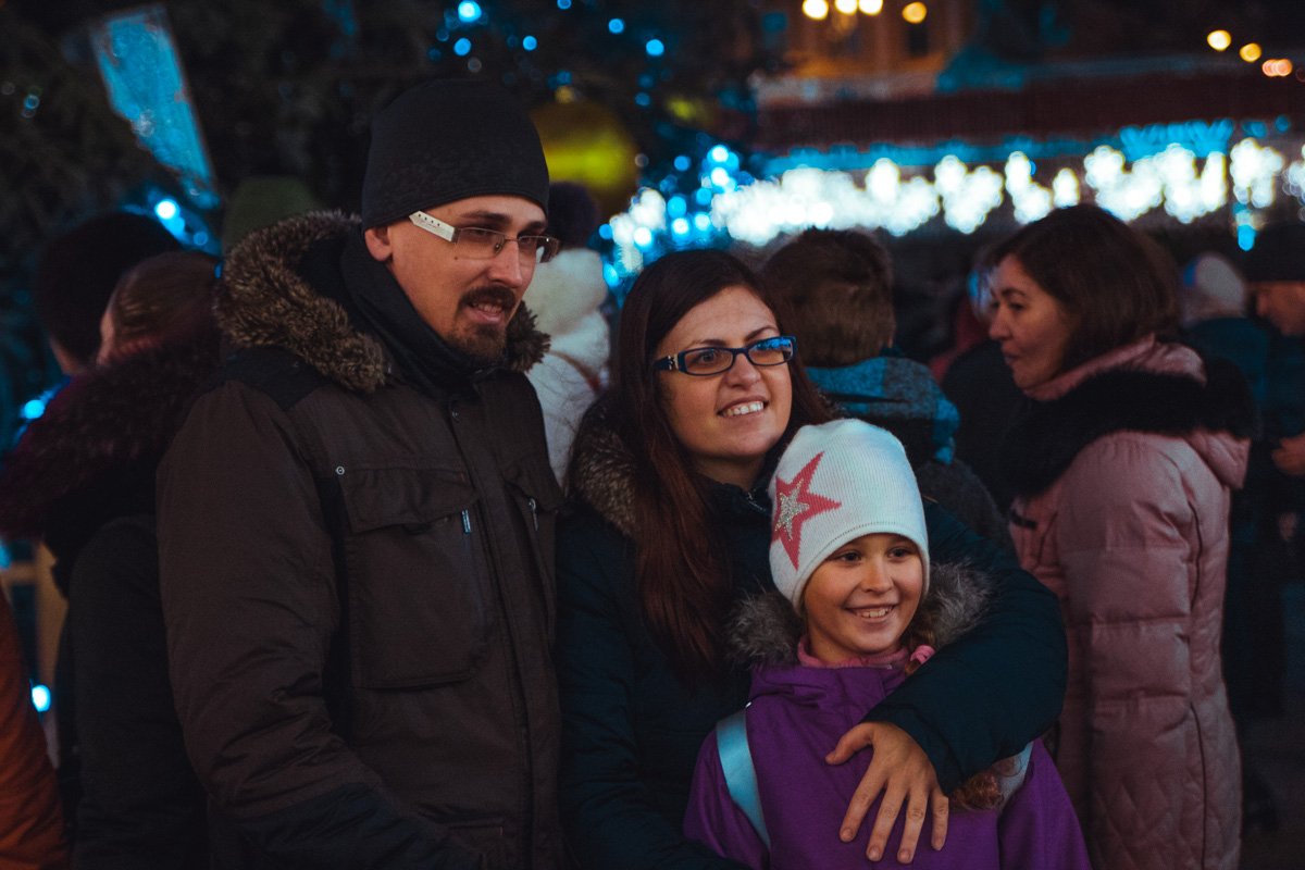 Многие пришли к главной елке целыми семьями Многие пришли к главной елке целыми семьями