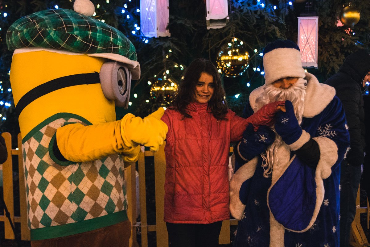 Место возле елки одно из любимых среди горожан для необычных фото Место возле елки - одно из любимых среди горожан для необычных фото