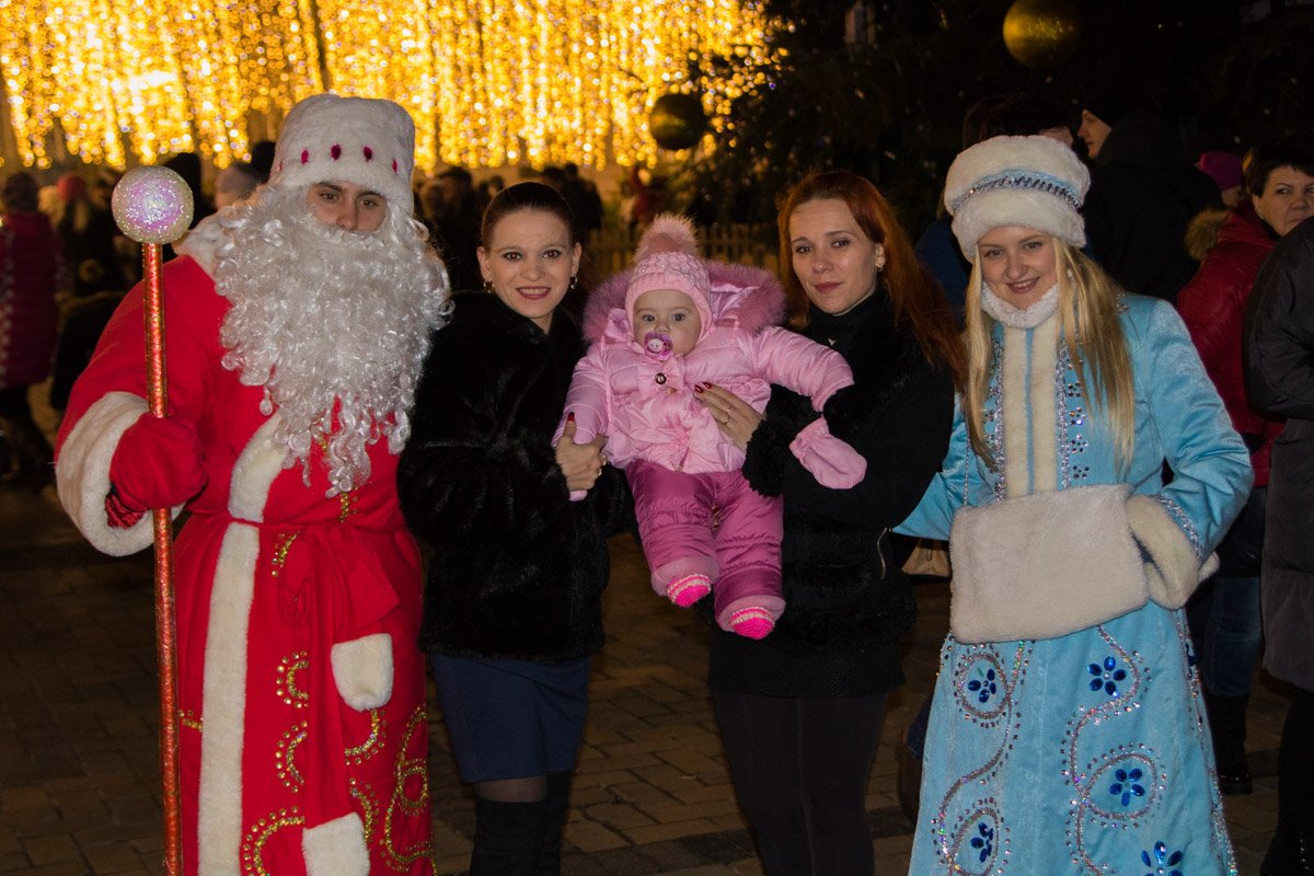 Дети и взрослые фотографируются с символами Нового года Дети и взрослые фотографируются с символами Нового года