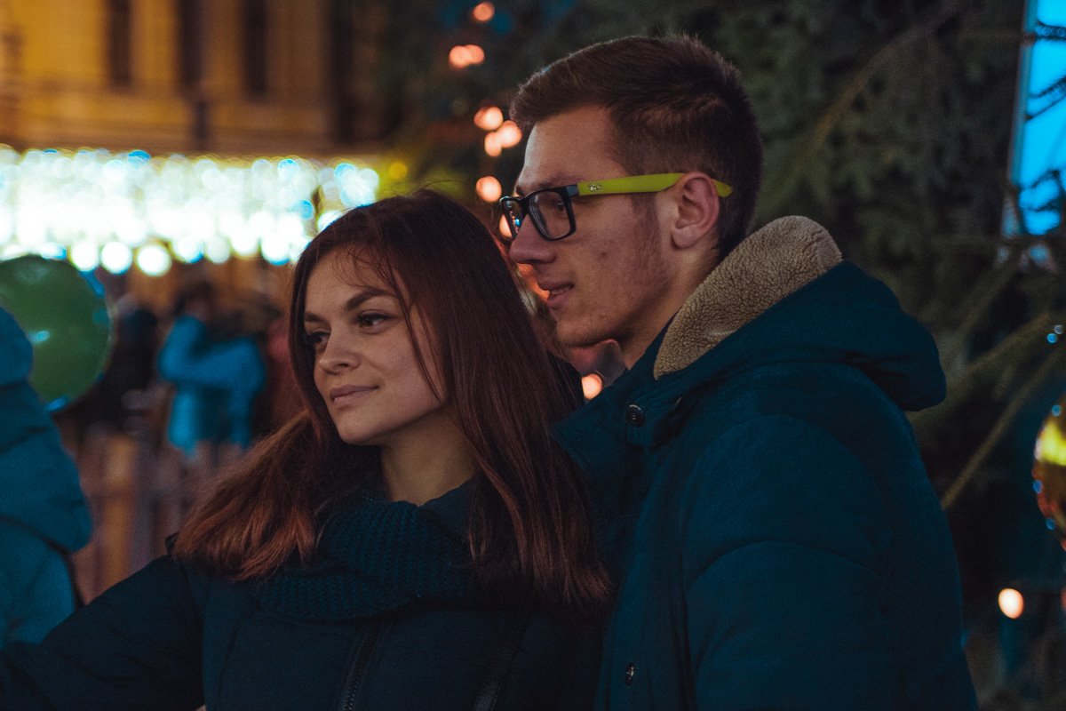 Есть среди толпы и влюбленные Есть среди толпы и влюбленные