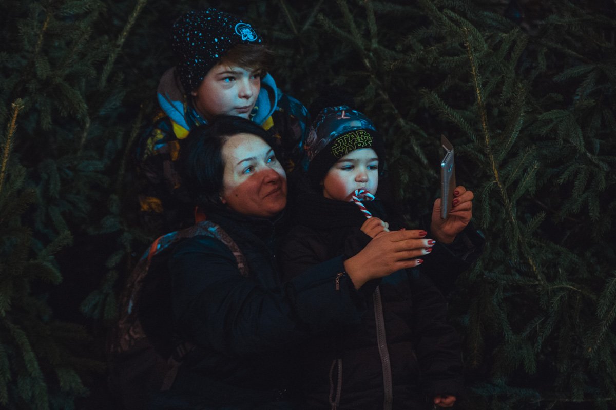 Традиционное фото на фоне елки Традиционное фото на фоне елки