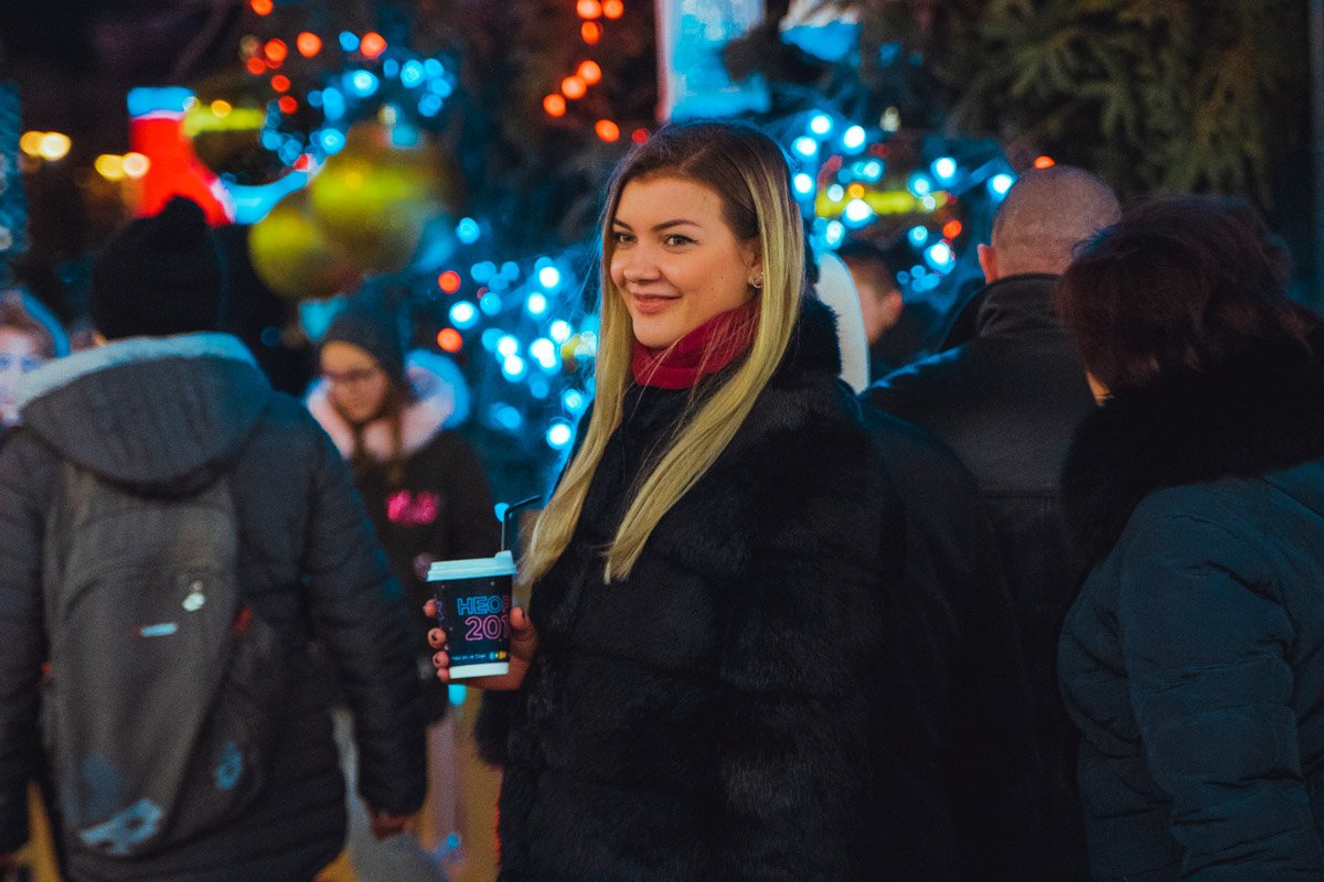 На холоде люди согреваются горячими напитками На холоде люди согреваются горячими напитками