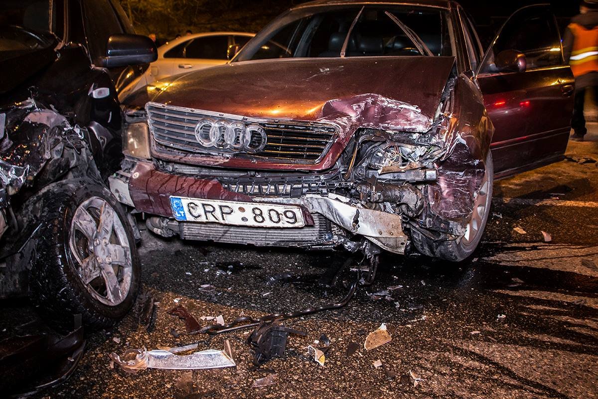 Chevrolet Aveo сильно пострадал от удара