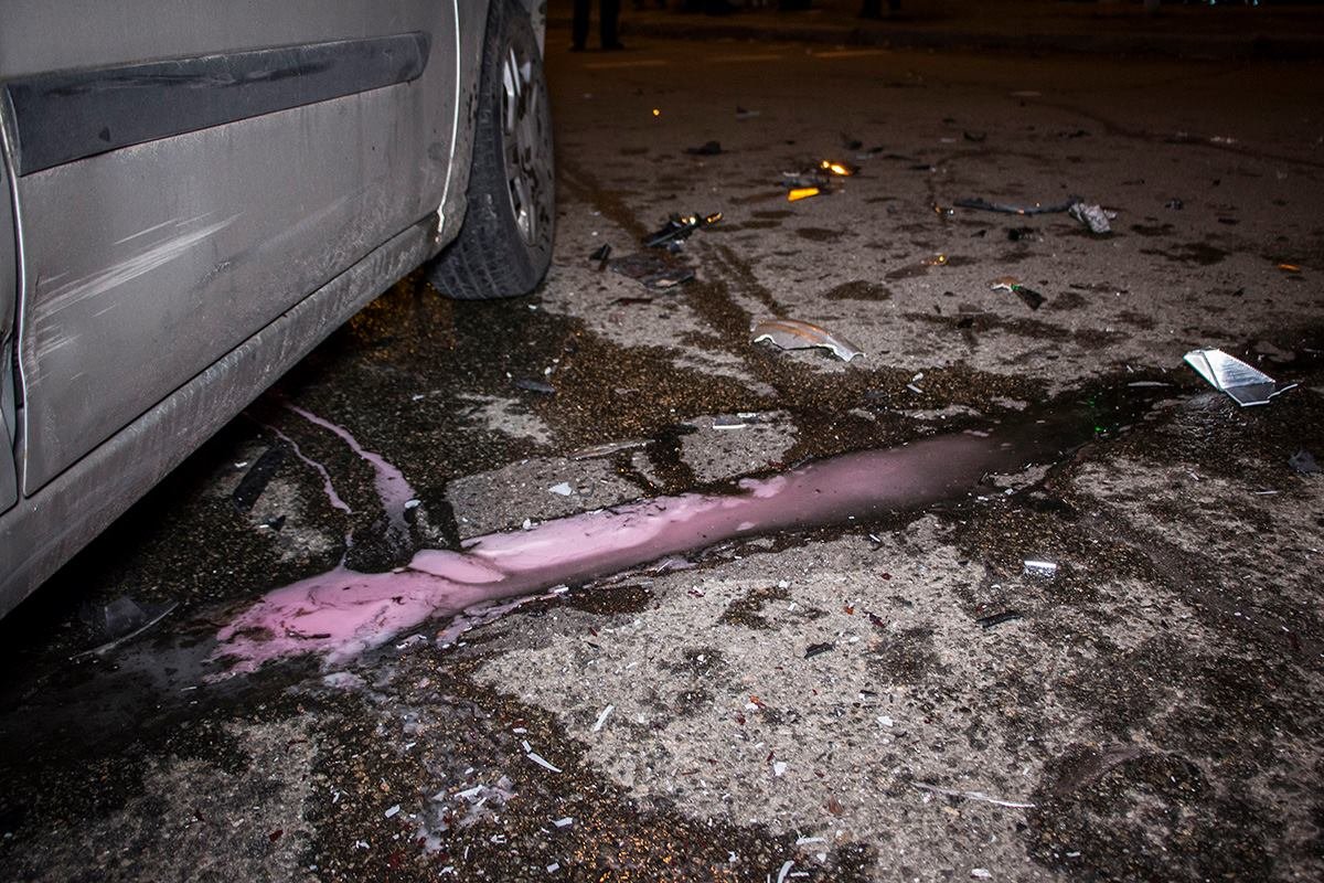 В результате столкновения на проезжей части разбросаны части от автомобилей