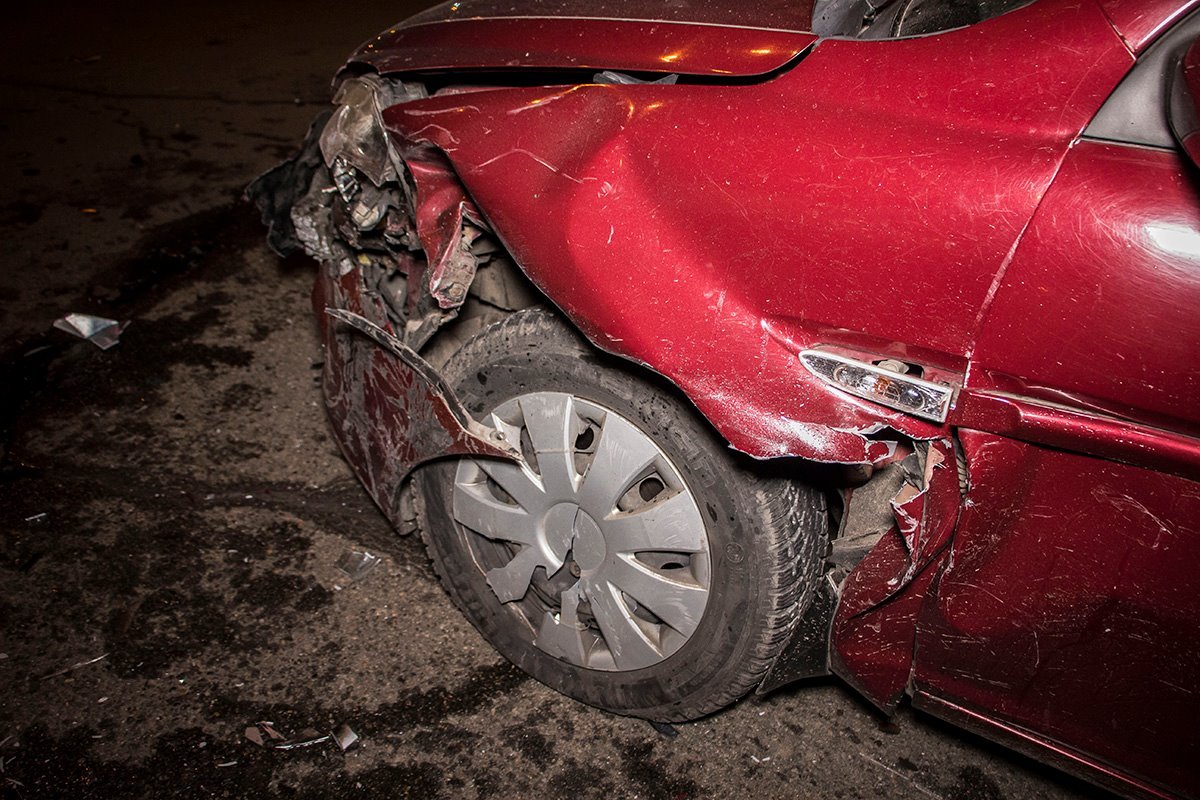 Машина, которая столкнула два автомобиля, скрылась с места ДТП