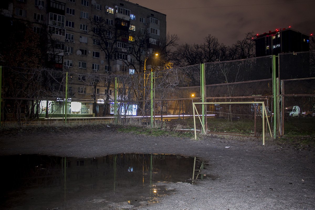 Спортивные площадки пустуют и только в некоторых окнах горит свет
