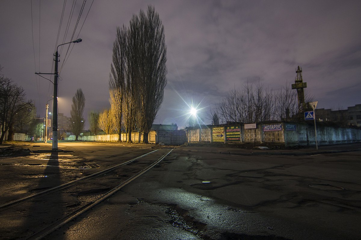 Особый колорит этой местности придает освещение