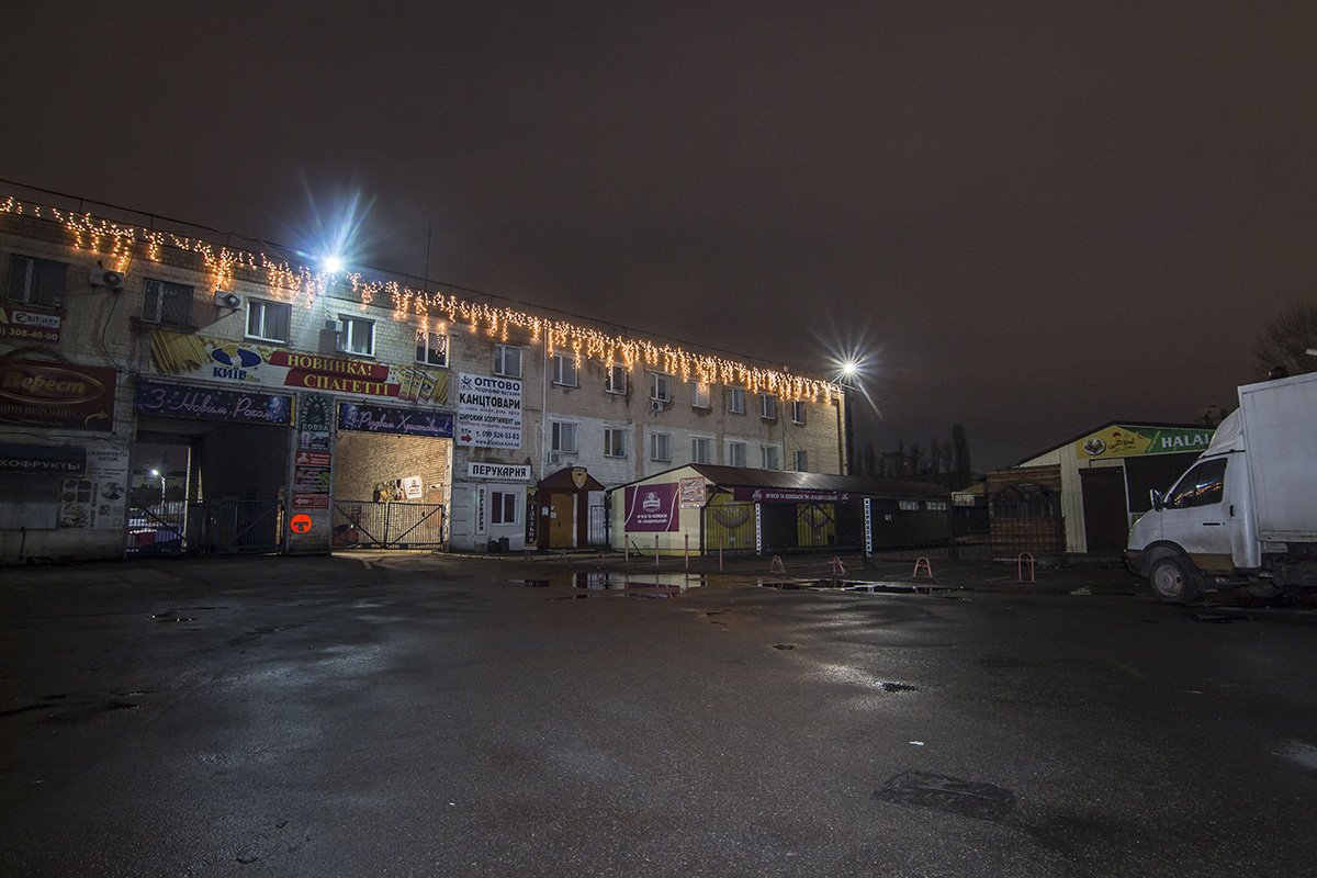 Все магазины в микрорайоне закрыты до утра