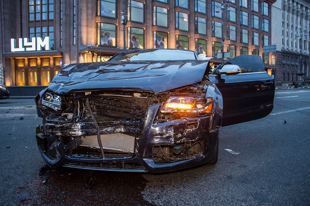 Автомобили не разминулись возле ЦУМа