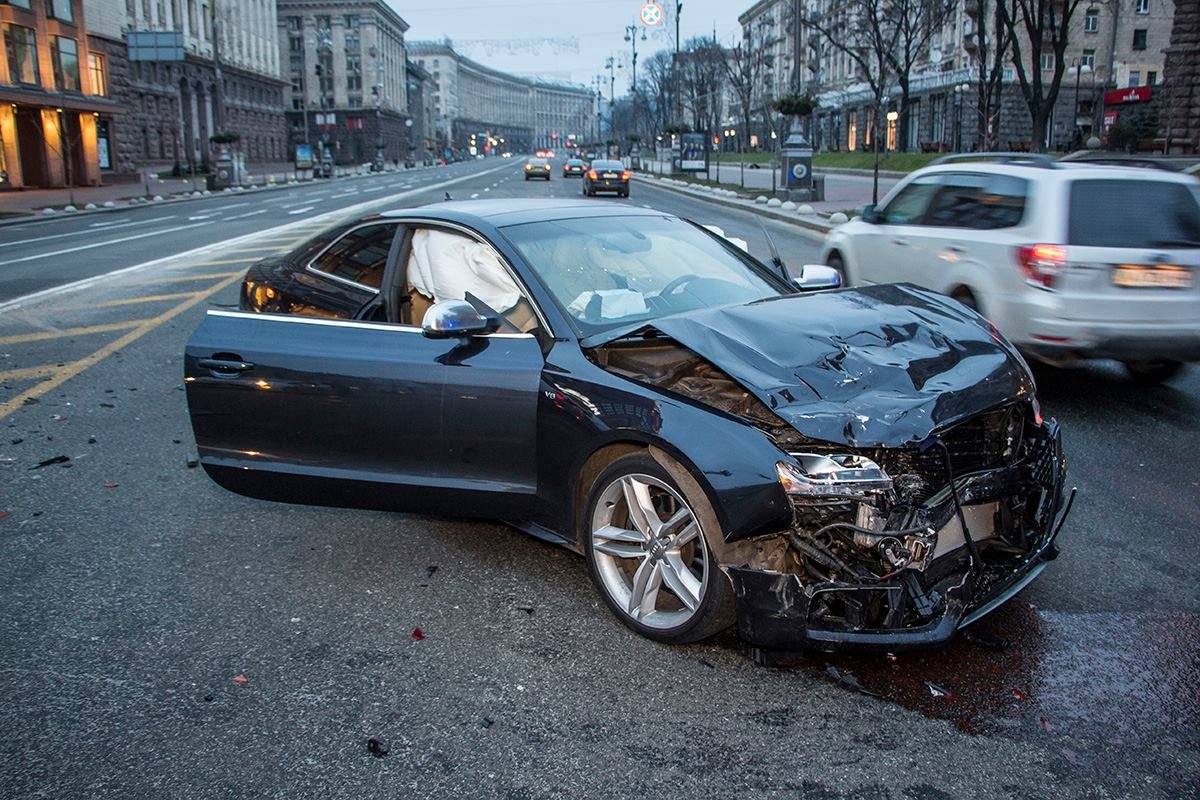 Audi на дороге развернуло 