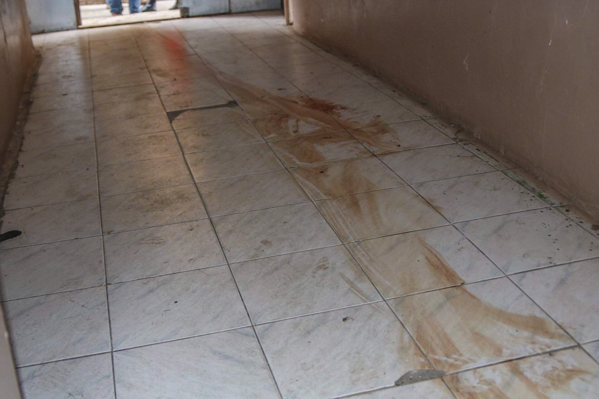 Кровавый след тянется со второго этажа до выхода из подъезда