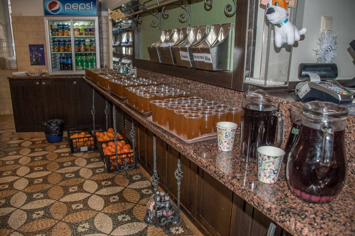 Фрукты и подарки от Тайного санты тоже включены в программу бесплатного обеда Фрукты и подарки от Тайного Санты тоже включены в программу бесплатного обеда