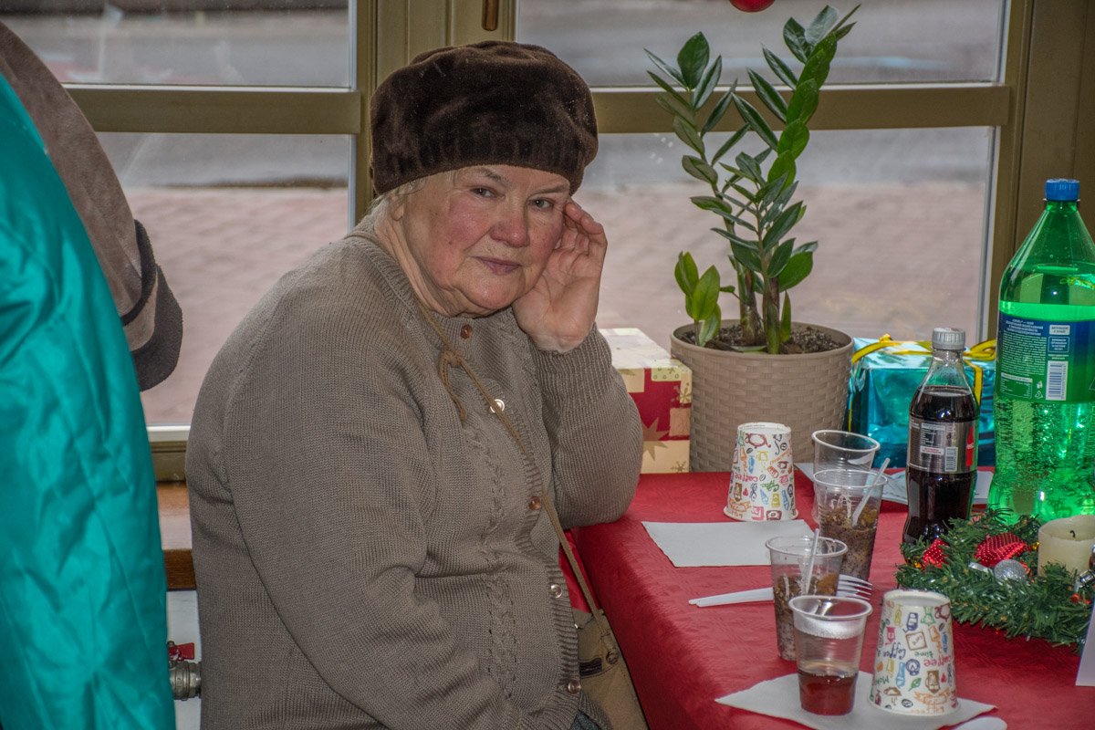 В грустных глазах стариков видна надежда на лучшее В грустных глазах стариков видна надежда на лучшее