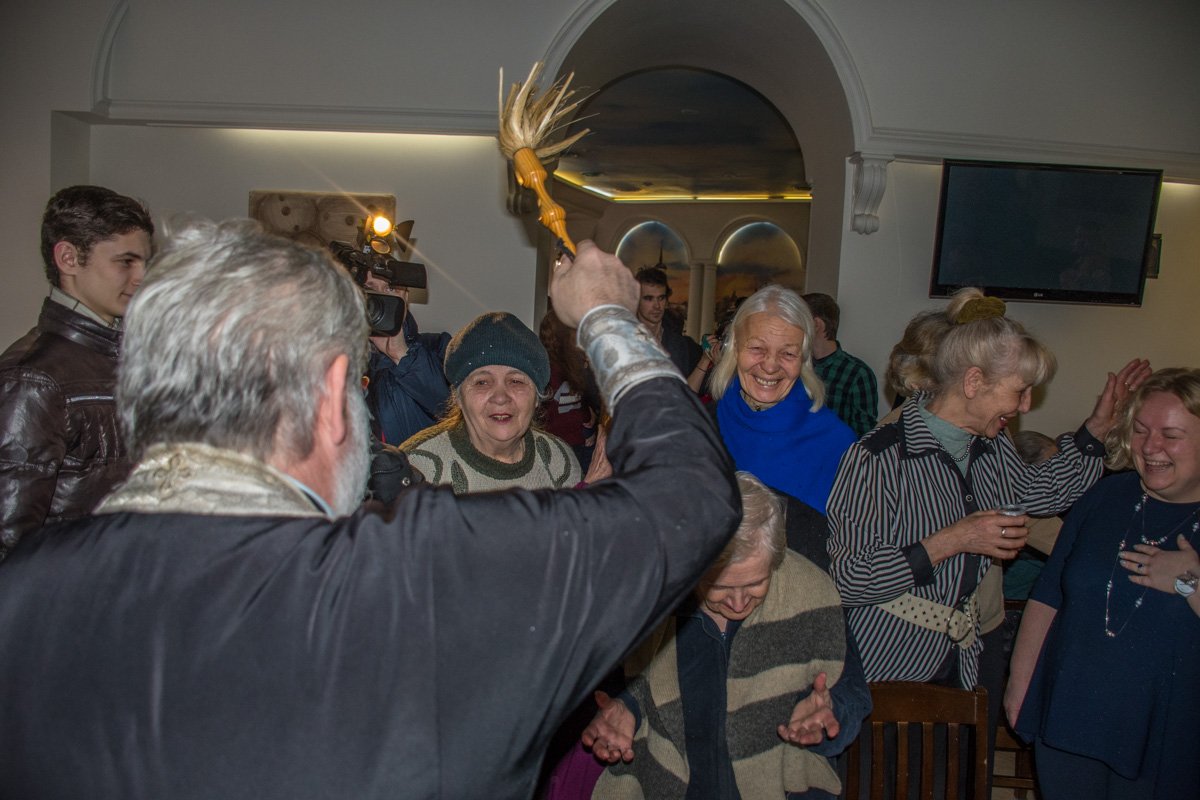 Отец Павел окропил святой водой и прочел молитву Отец Павел окропил святой водой и прочел молитву