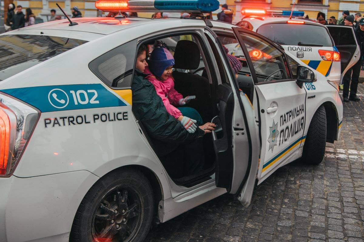 Малышей на руках возили родители