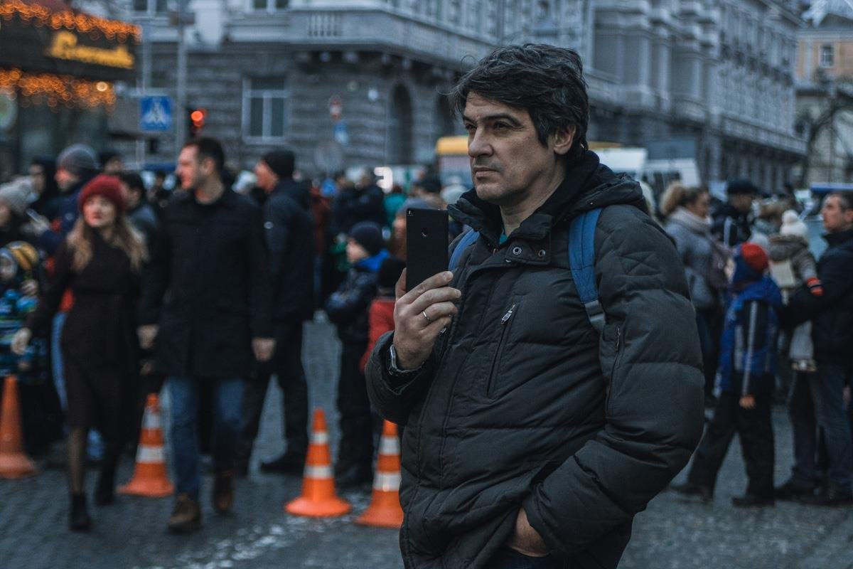 Тому, кто не прошел в авто по возрасту, оставалось лишь фоткать 