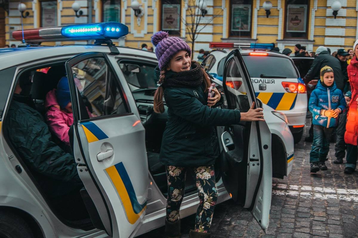 Дети выходили из авто со счастливыми лицами 