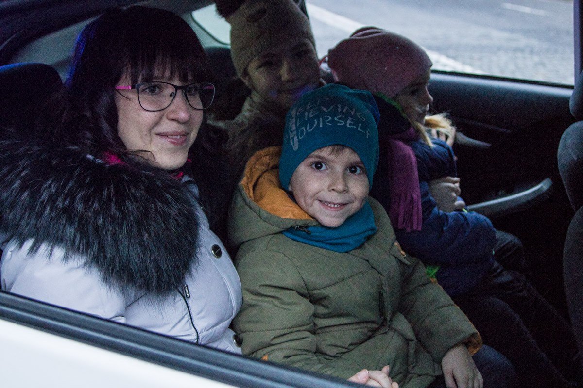 Детей катали с включенными мигалками 