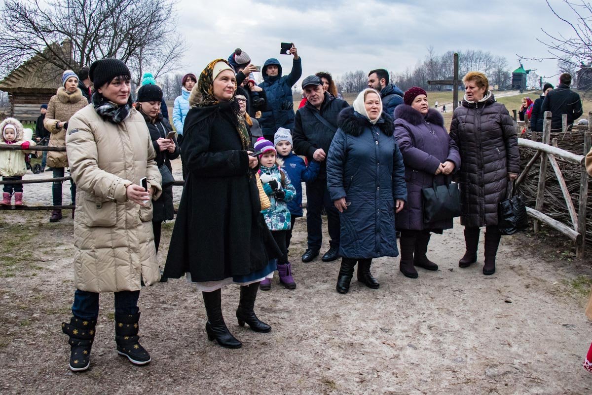 Народ согревался глинтвейном, чаем и теплыми улыбками Народ согревался глинтвейном, чаем и теплыми улыбками