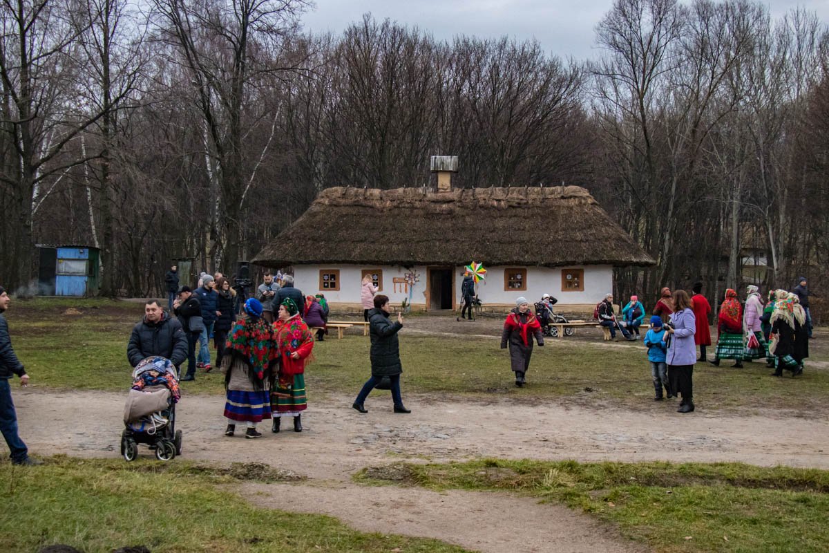 Гости с интересом рассматривали старые хаты и мельницы в музее под открытым небом Гости с интересом рассматривали старые хаты и мельницы в музее под открытым небом