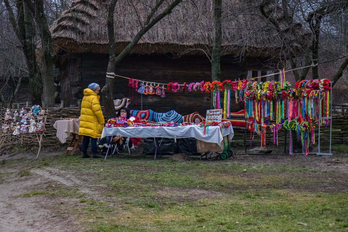 На мини-ярмарке можно было купить сувениры ручной работы На мини-ярмарке можно было купить сувениры ручной работы