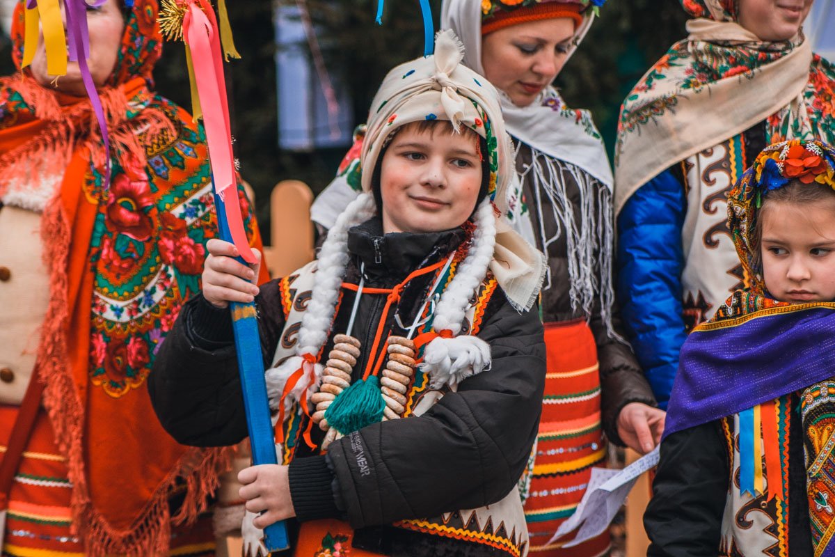 Колядки пели в традиционной украинской одежде Колядки пели в традиционной украинской одежде
