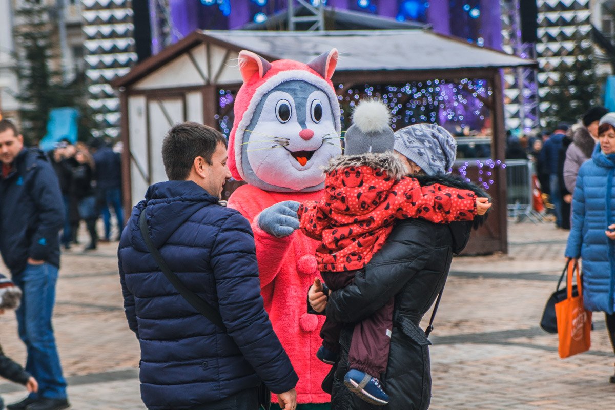 На площади гостей развлекали герои мультфильмов На площади гостей развлекали герои мультфильмов