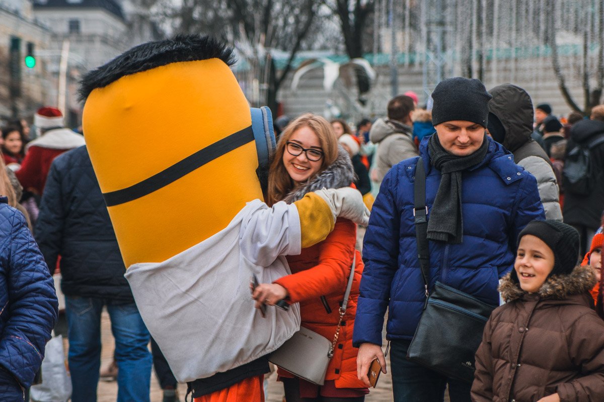 Мультяшные герои согревали гостей теплыми объятиями Мультяшные герои согревали гостей теплыми объятиями