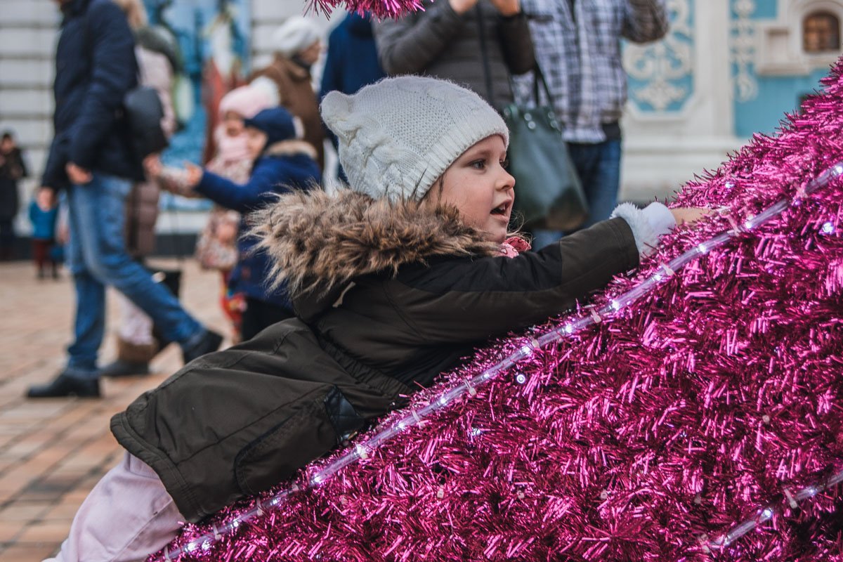 Почему бы и не полежать на праздничных декорациях Почему бы и не полежать на праздничных декорациях