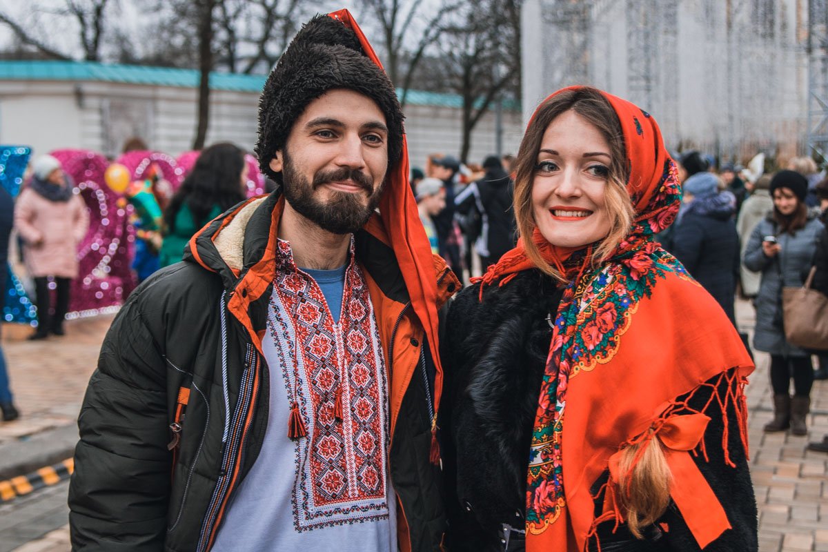 Колядки пели в традиционной украинской одежде Колядки пели в традиционной украинской одежде