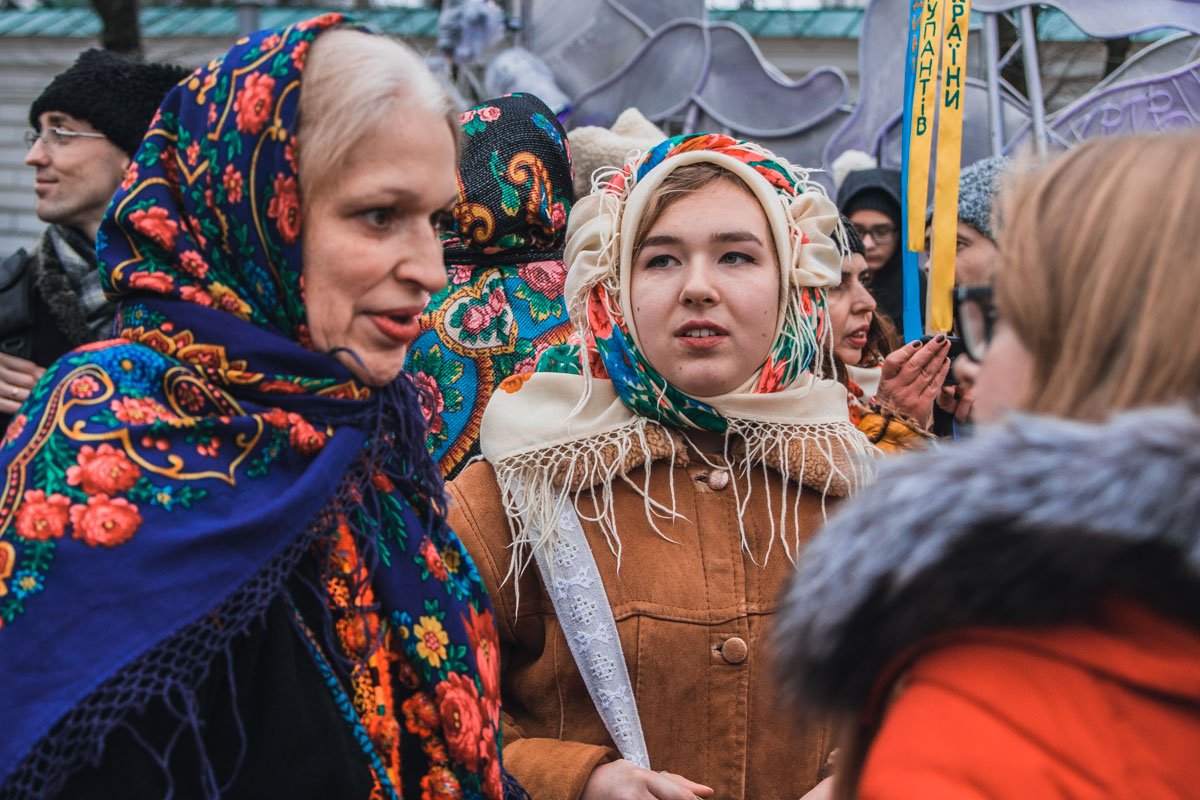 Многие женщины были в цветных платках Многие женщины были в цветных платках