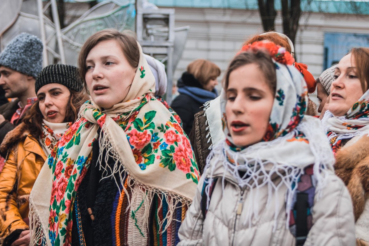 Своими песнями колядники желали добра и благополучия Своими песнями колядники желали добра и благополучия