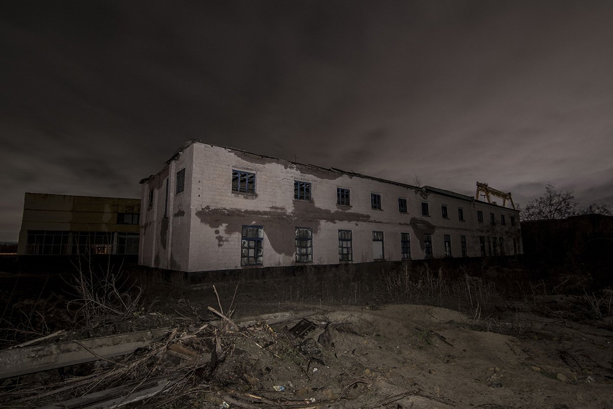 Здесь мало жилых домов, зато много заброшенных 