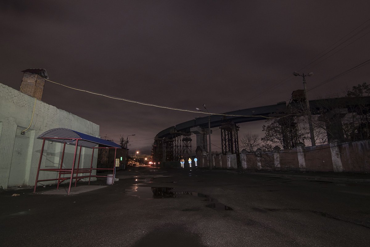 Остановка в этом пустынном районе выглядит особенно одиноко 