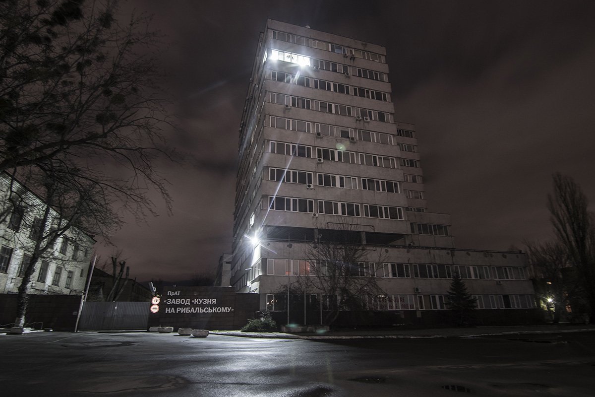 Здесь до сих пор работает завод "Кузня на Рыбальском" 