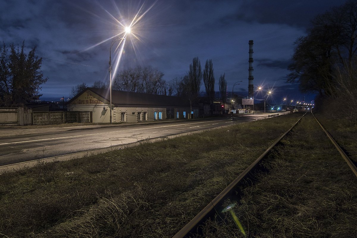 Рельсы густо поросли травой 