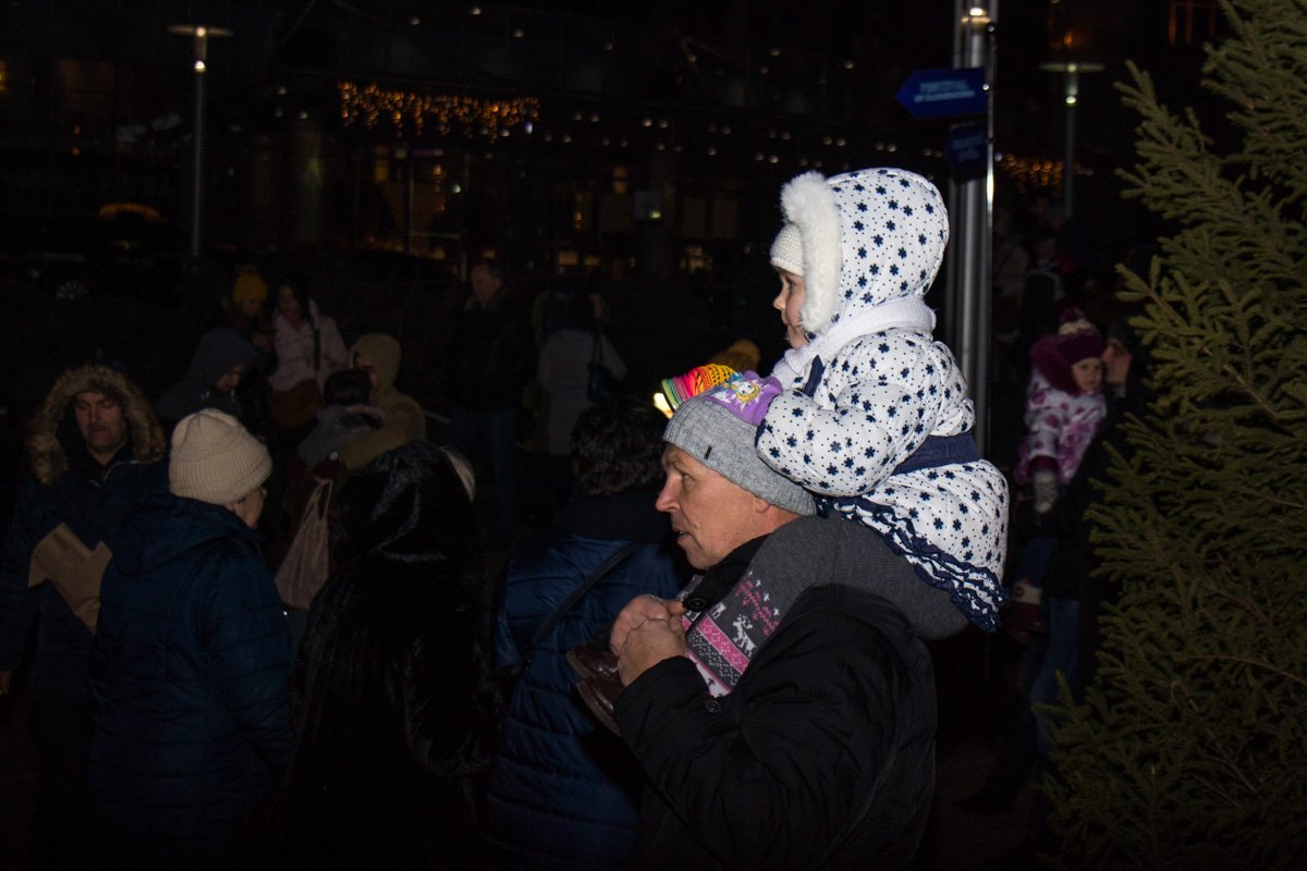 Многие пришли на площадь с детьми Многие пришли на площадь с детьми