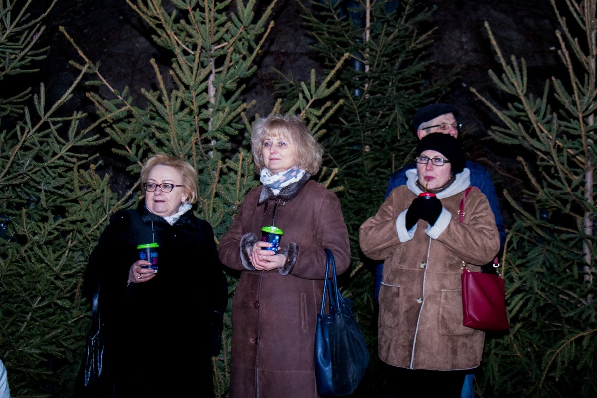 На морозе киевляне грелись горячим кофе На морозе киевляне грелись горячим кофе