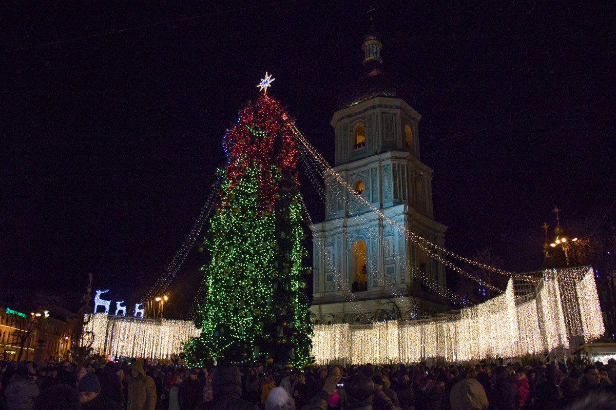 Главная елка страны привлекает большое количество горожан и туристов Главная елка страны привлекает большое количество горожан и туристов