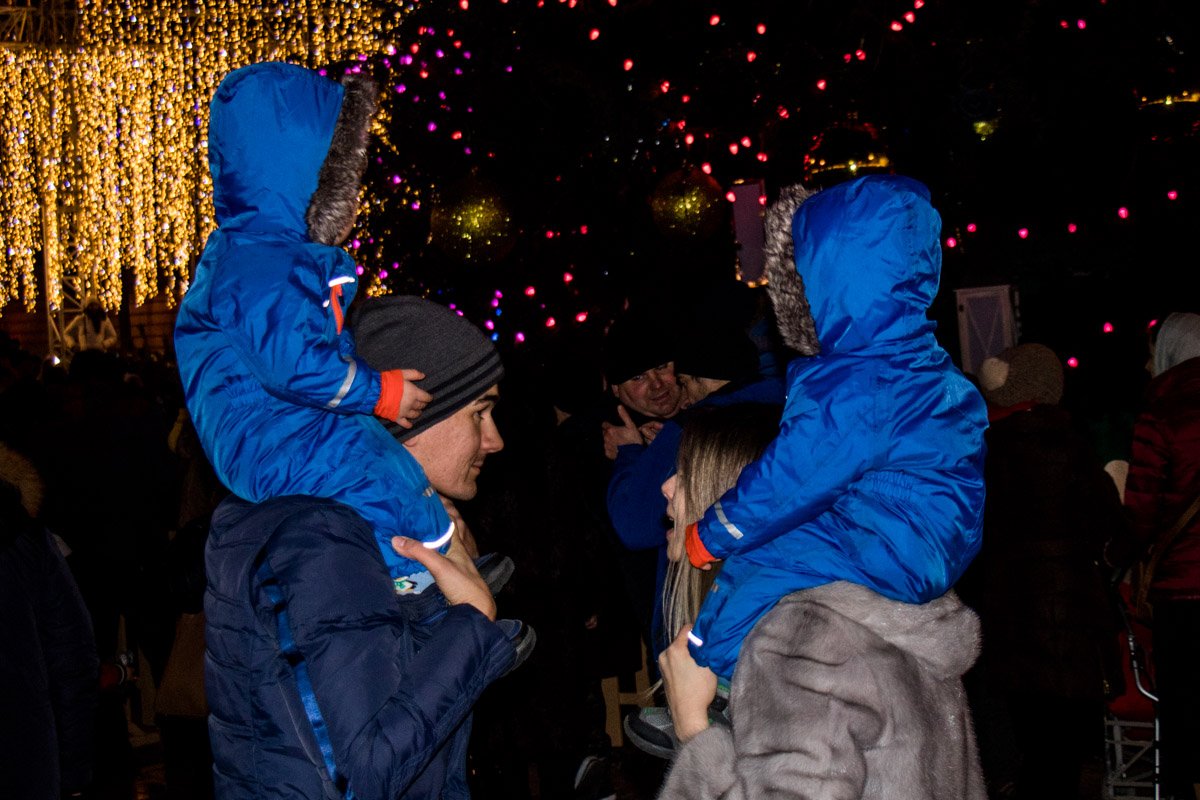 На празднике собралось много малышей На празднике собралось много малышей