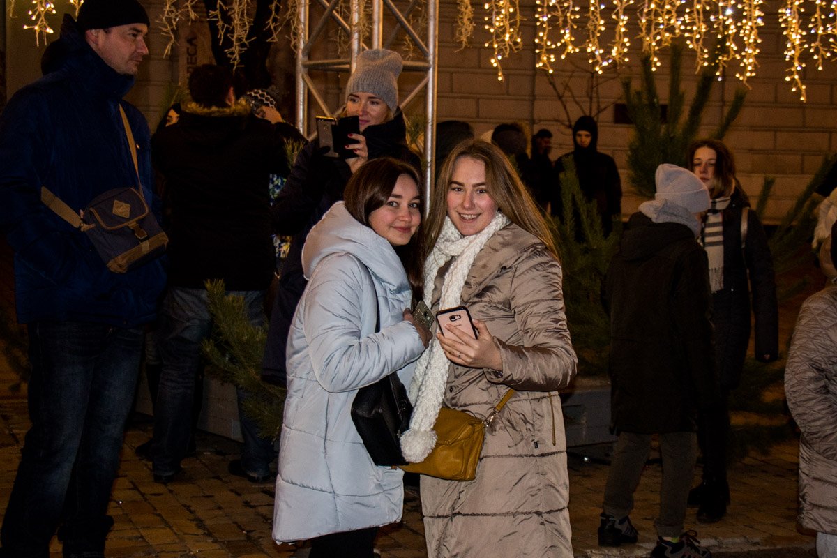 Молодежь на празднике веселилась от души Молодежь на празднике веселилась от души