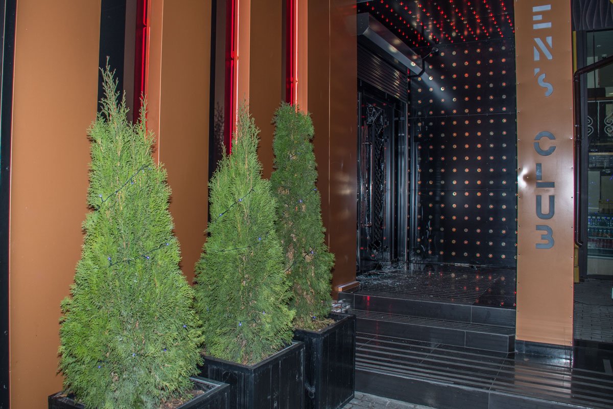 Вечером 8 января неизвестные ворвались в стрип-клуб Dolls на Большой Васильковской и устроили стрельбу Неизвестные ворвались в стрип-клуб Dolls на Большой Васильковской и устроили стрельбу