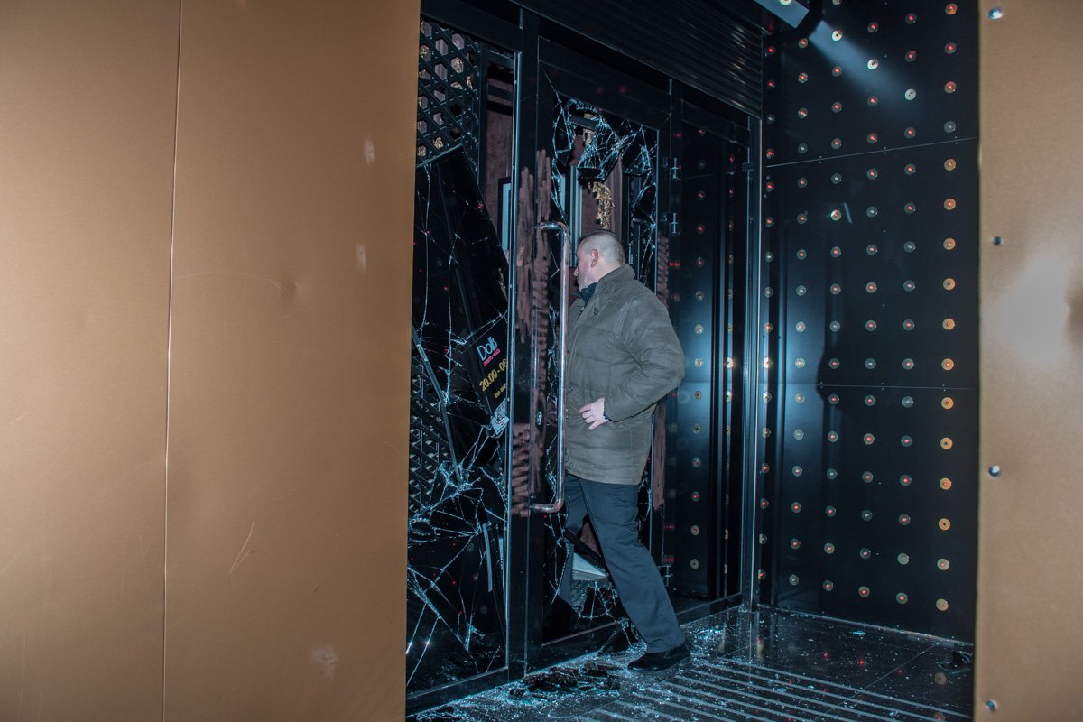 Прибывшие на место оперативники, как и охрана клуба, от комментариев отказываются Прибывшие на место оперативники, как и охрана клуба, от комментариев отказываются