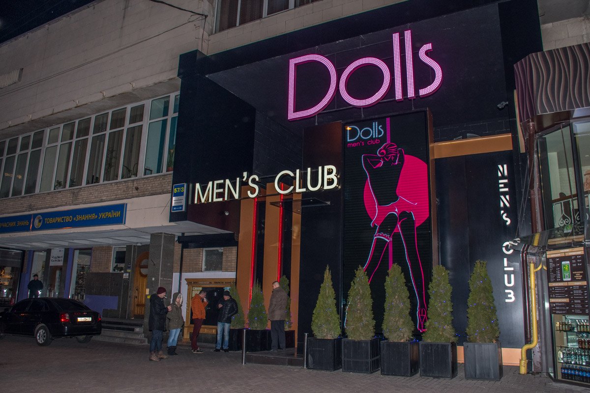 Сейчас у клуба выставлена охрана - внутрь никого не пускают Сейчас у клуба выставлена охрана - внутрь никого не пускают