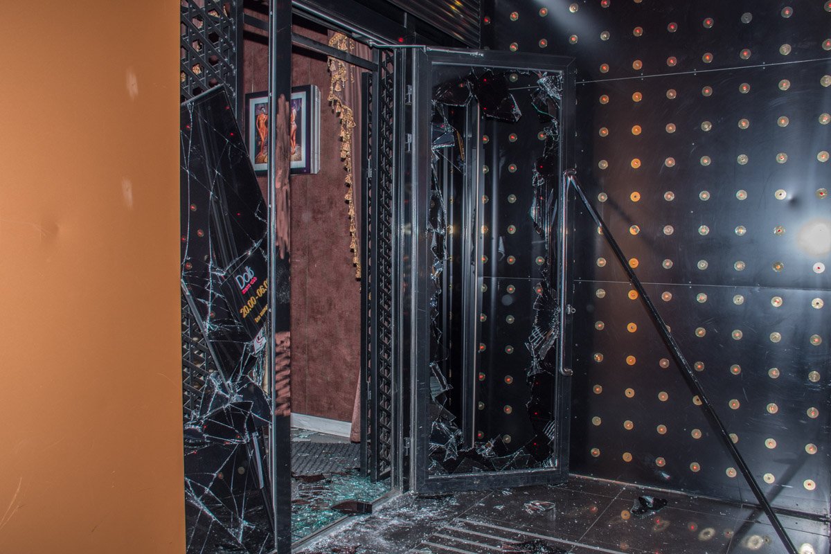 Входная дверь в клуб полностью разбита Входная дверь в клуб полностью разбита