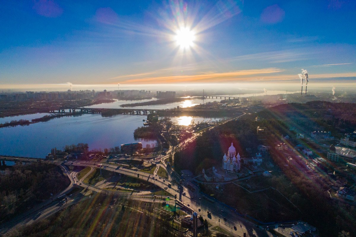 Она смотрит на Киев с крутого днепровского берега