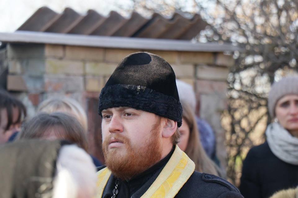 Батюшка отпевал Ирину во дворе ее частного дома Батюшка отпевал Ирину во дворе ее частного дома