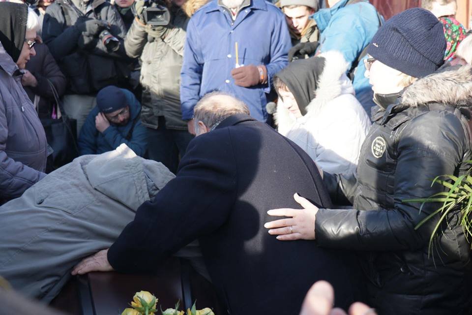 К дому адвоката люди несли цветы и венки, чтобы провести ее в последний путь К дому адвоката люди несли цветы и венки, чтобы провести ее в последний путь